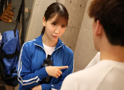 một cô gái xinh đang sinh hoạt câu lạc bộ bóng đá quan hệ tập thể với cô gái xinh ở góc sân