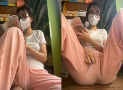 Người đẹp vừa đọc từng trang vừa nhét sextoy vào lồn