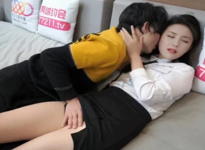 Cô nhân viên văn phòng lén phục vụ sếp để lấy tiền