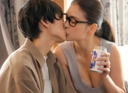 Chàng trai phát hiện bị cắm sừng được chị hàng xóm an ủi bằng những cử chỉ ấm áp
