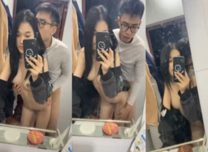 Hai sinh viên trẻ cùng quan hệ với nhau trước gương