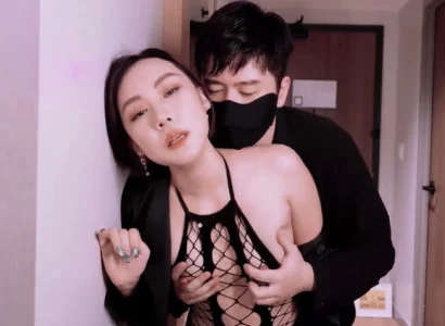 Vợ hiến thân cho sếp để trả nợ cho chồng