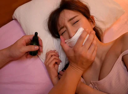 Hắn dùng thuốc mê để làm cô em họ xinh đẹp mất ý thức rồi quan hệ